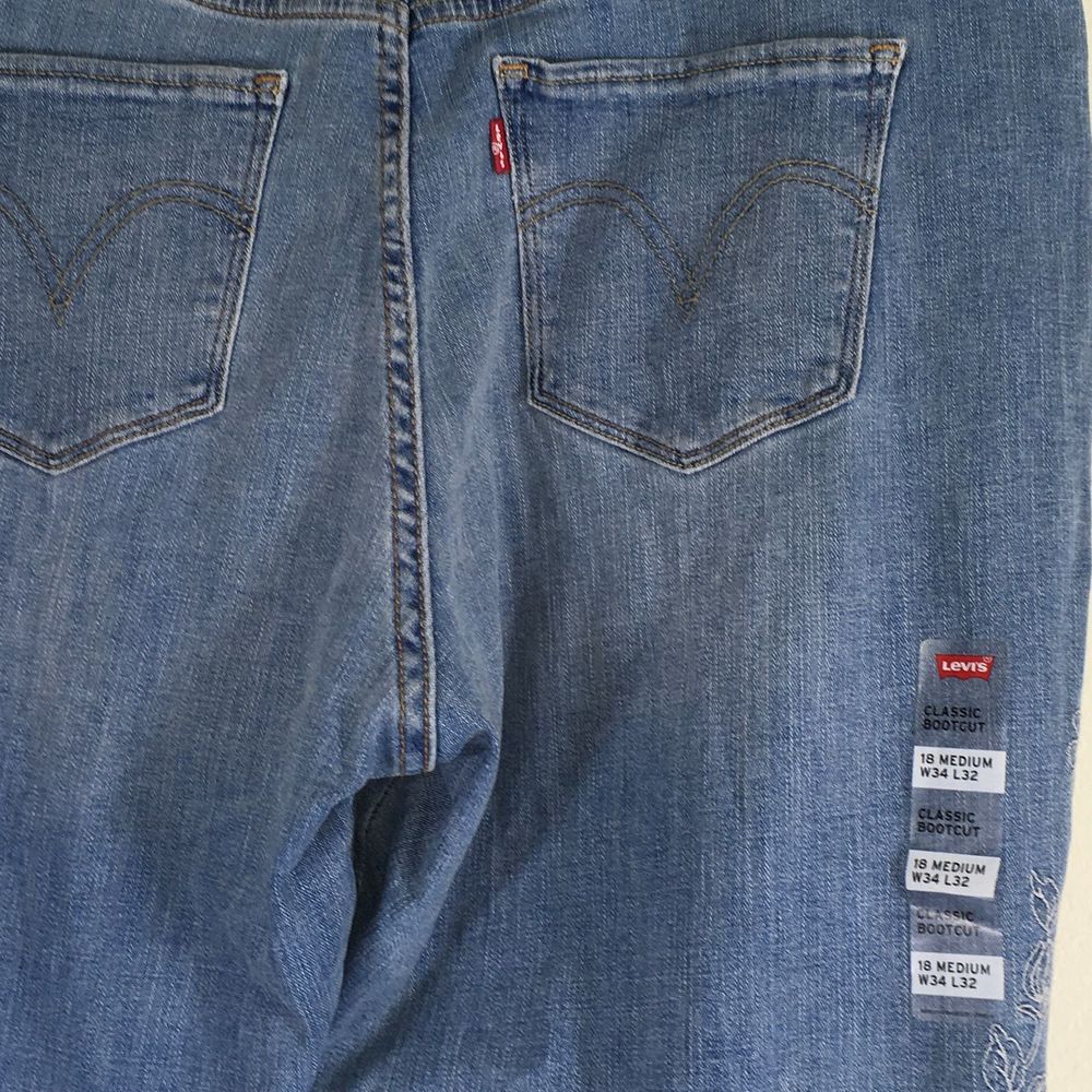 Levi Classic Bootcut Washed Blue Jeans - Picture 10 of 11